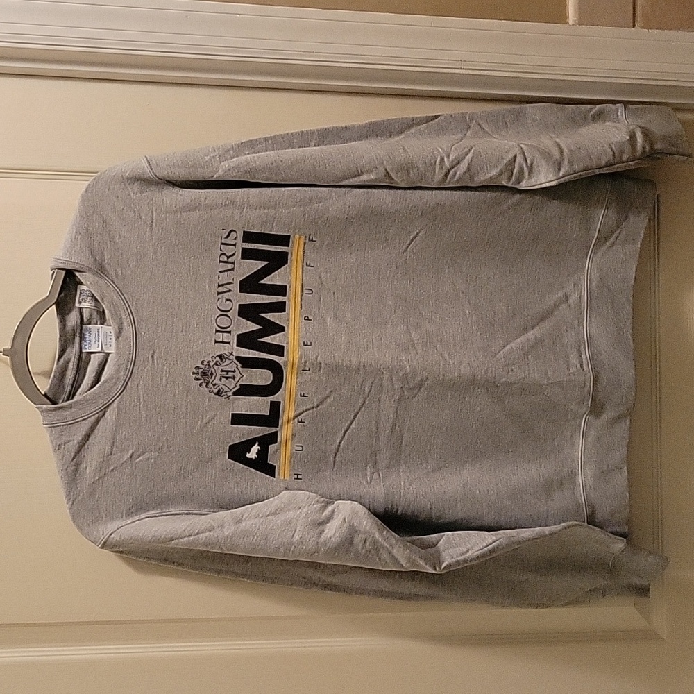 Harry Potter Hogwarts ALUMNI Hufflepuff heather gray long slv sweatshirt…New MED